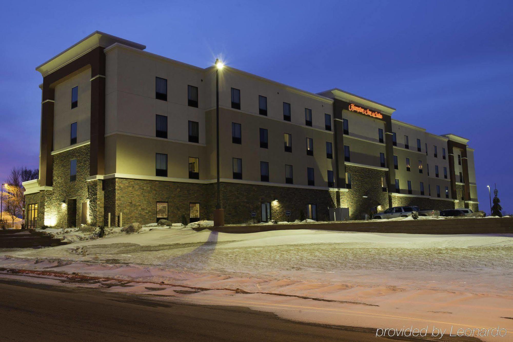 Hampton Inn & Suites Bismarck Northwest Exterior photo